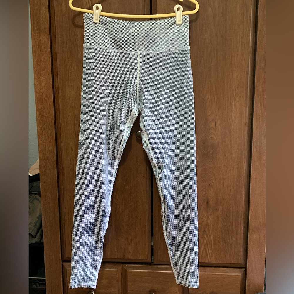 Zyia Active 7/8 leggings high waisted size 8-10 black white